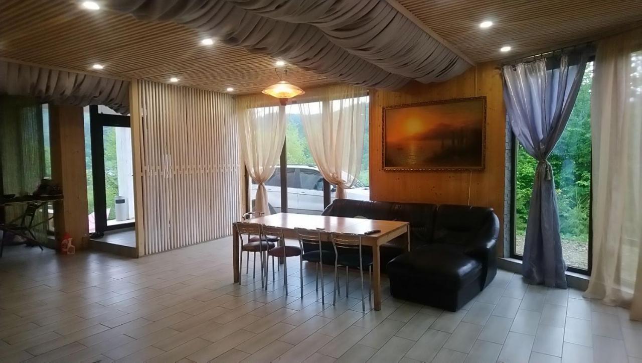 Riviera Lodge *